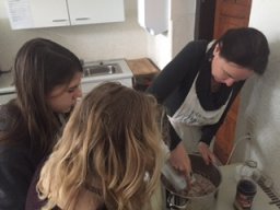 08 Frau Gellrich knetet